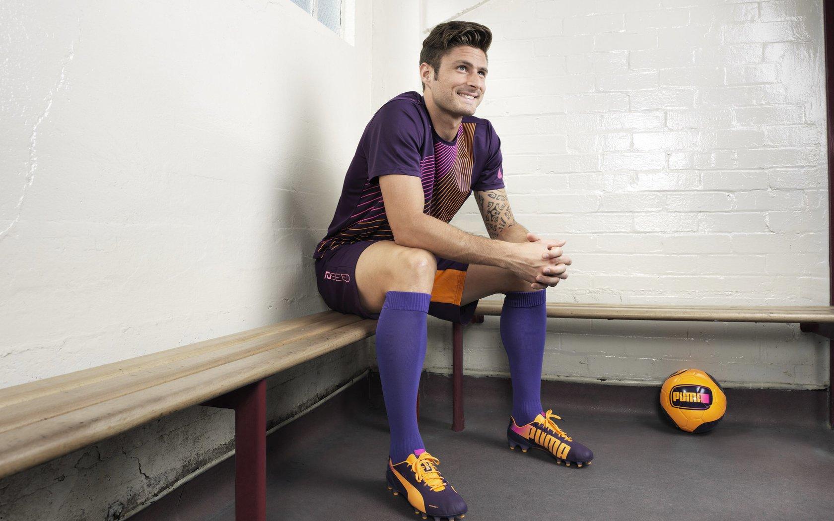 球迷炮轰萨内表现低迷 埃贝尔强硬回应,失利是全队责任而非个人